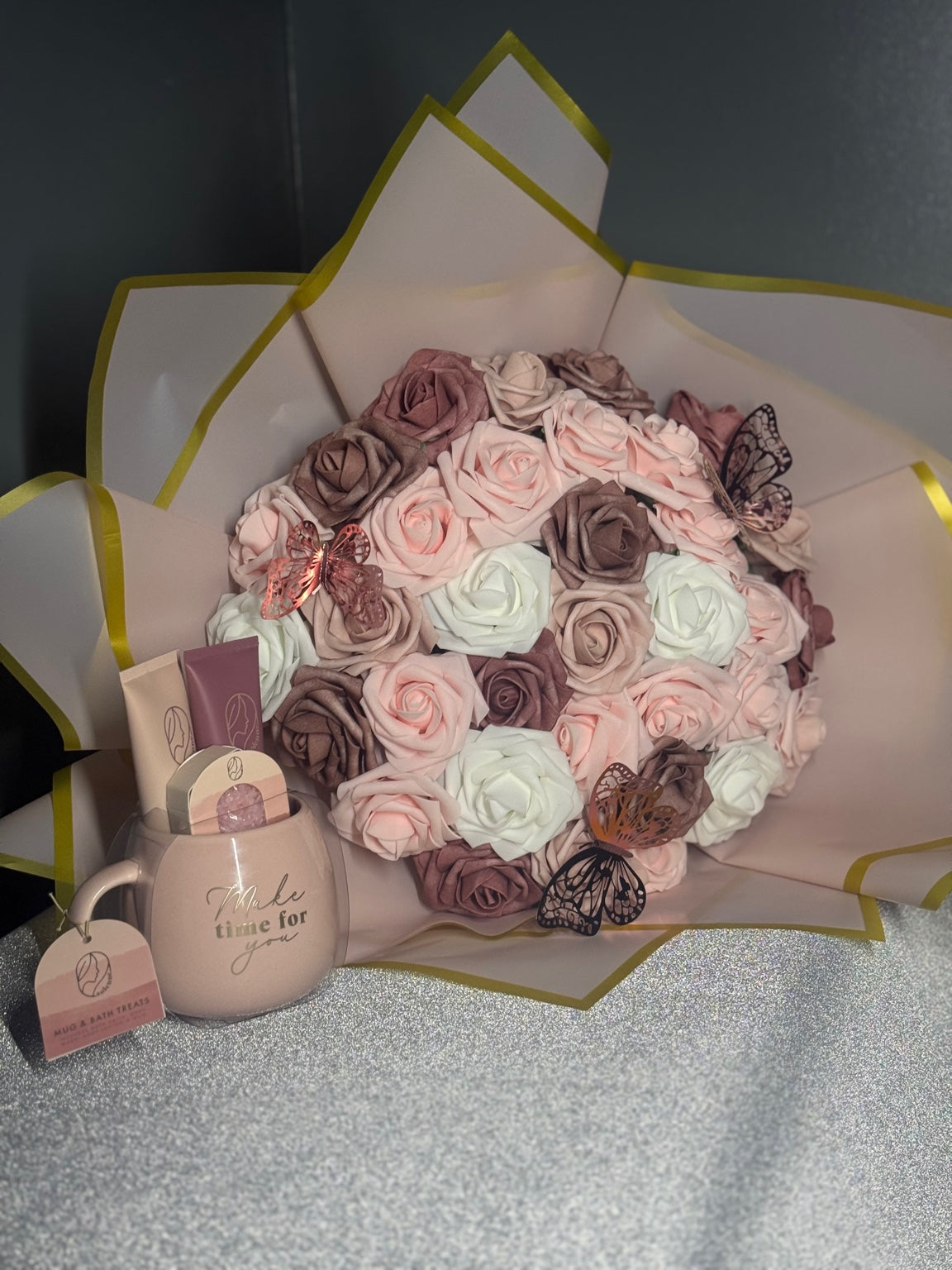 Gift Set – Foam Rose Bouquet + Relaxation Set | Set Cadou – Buchet din Trandafiri de Spumă + Set Relaxare