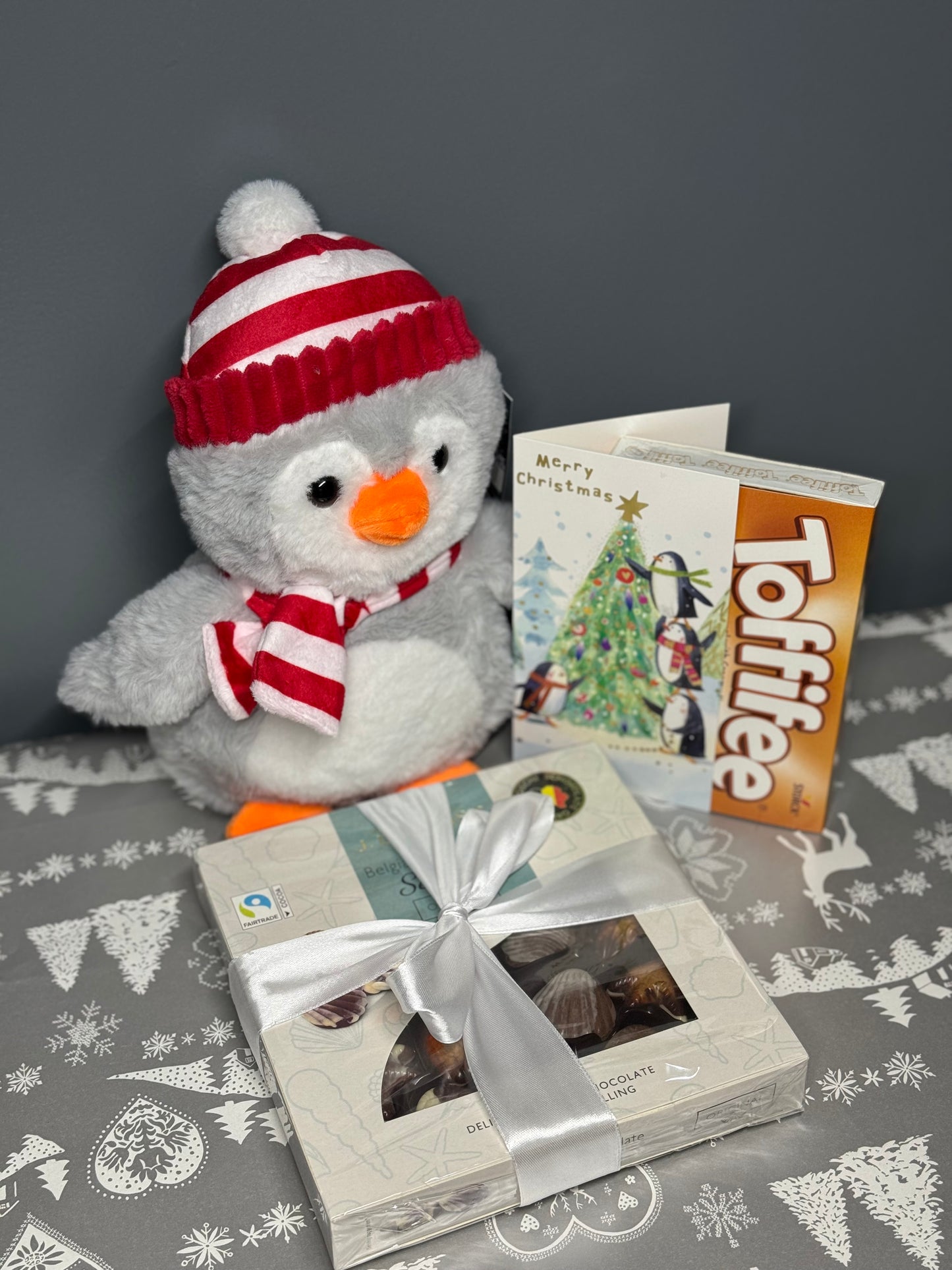 ⭐ Christmas Gift Set – Plush, Belgian Chocolates, Toffifee & Greeting Card ⭐ Set Cadou Crăciun – Pluș, Ciocolată Belgiană, Toffifee & Felicitare