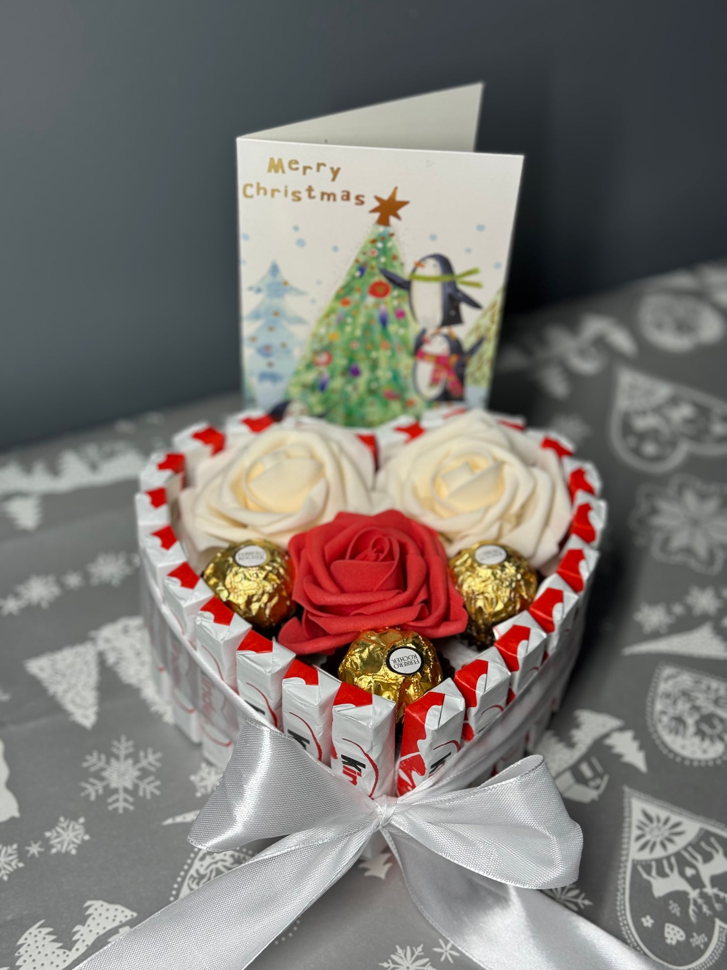 ⭐ Kinder Heart Box with Roses & Ferrero | ⭐ Cutie Inimă Kinder cu Trandafiri & Ferrero – Crăciun