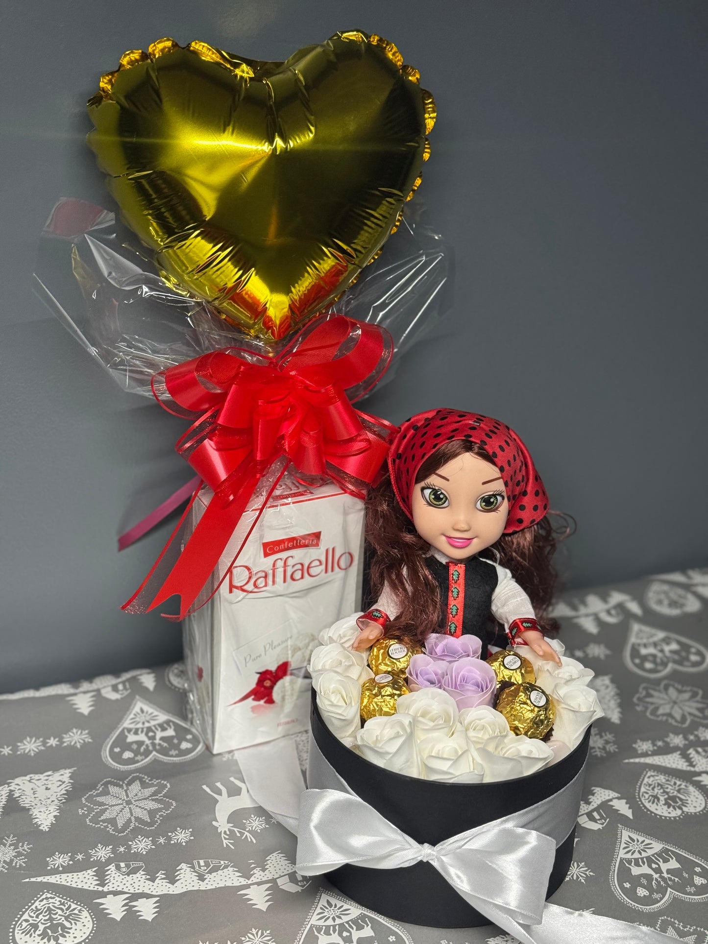 Heart Gift Box with Doll & Raffaello |
Cutia Inimă cu Păpușă & Raffaello