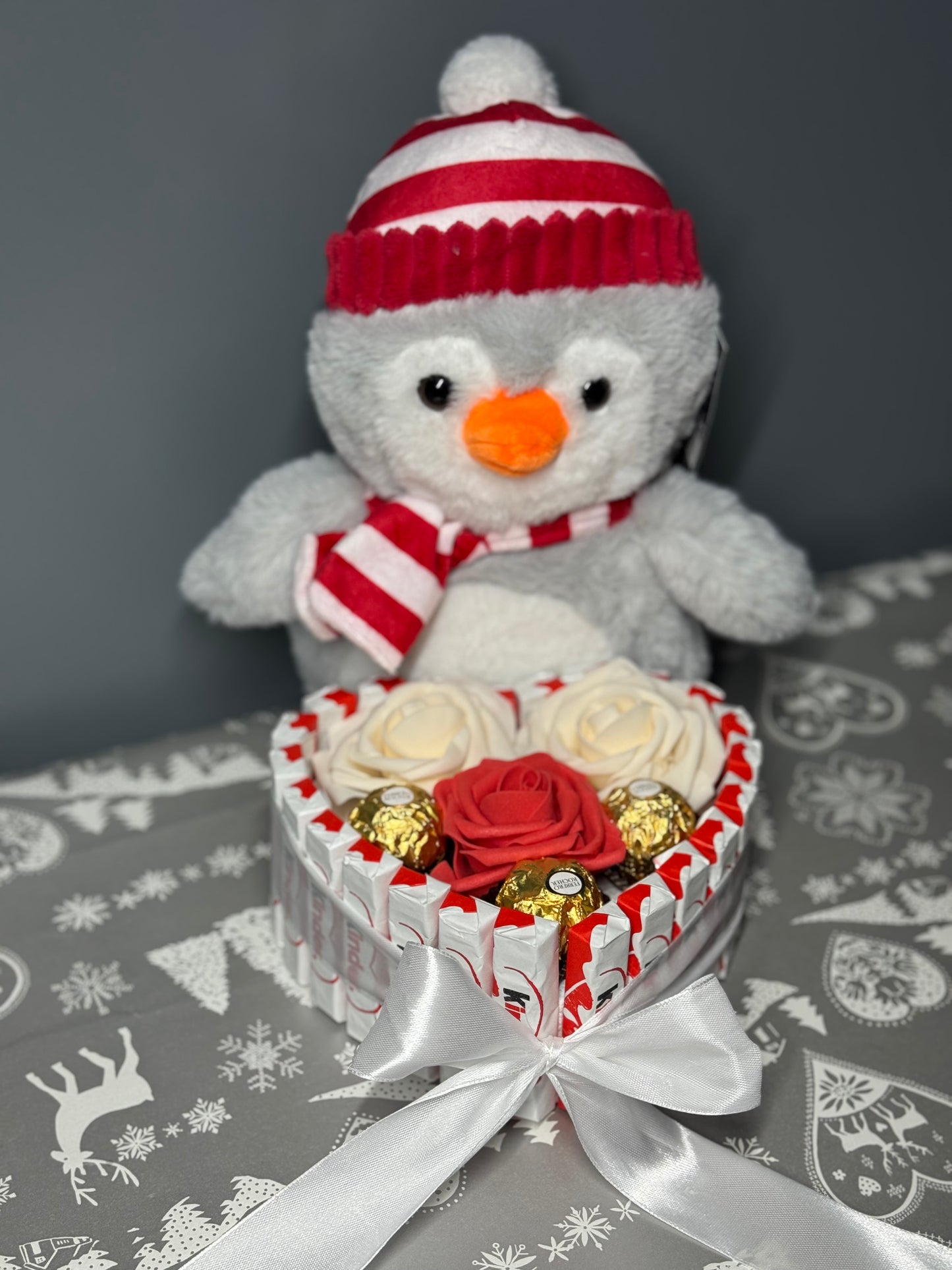 ⭐ Gift Set – Plush Penguin & Kinder Heart Box with Roses | ⭐ Set Cadou – Pinguin de Pluș & Cutie Inimă Kinder cu Trandafiri
