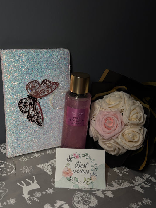 ⭐ Deluxe Gift Set – Sparkly Notebook, Victoria’s Secret Spray & Mini Rose Bouquet | ⭐ Set Cadou Deluxe – Agenda Strălucitoare, Spray Victoria’s Secret & Mini Buchet