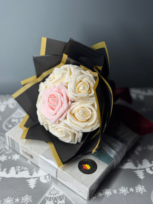 ⭐ Gift Set – Mini 7-Rose Bouquet & Chocolate Box ⭐ Buchet Mini cu 7 Trandafiri & Cutie de Ciocolată